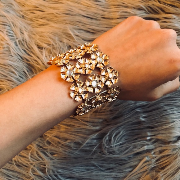 Beautiful Flower bracelet✨ - Picture 1 of 3